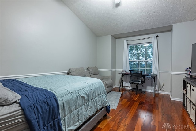 2540 Greenside Dr, Beavercreek, OH 45431 - bedroom featuring dark wood finished floors, a textured ceiling, vaulted ceiling, and baseboards