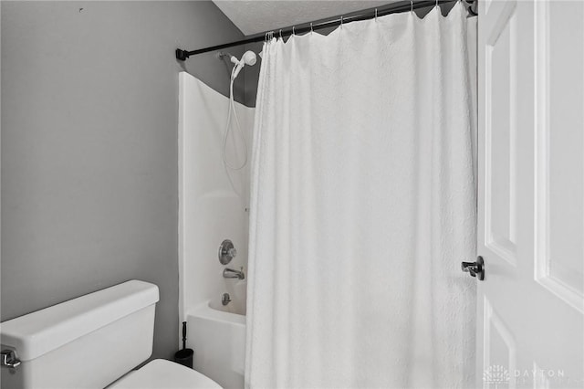 full bath with shower / tub combo with curtain and toilet