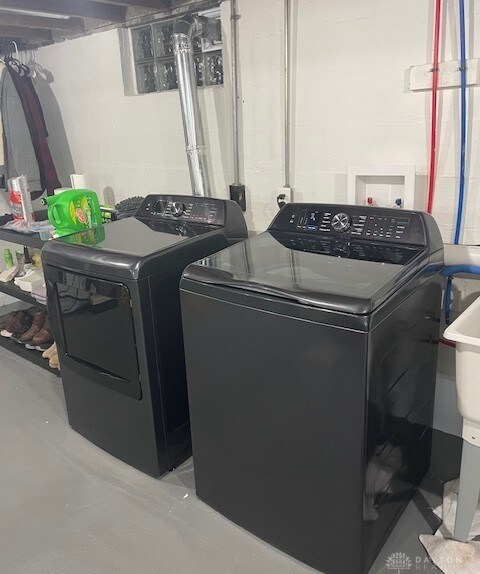 12 Harshman St, Brookville, OH 45309 - laundry room featuring washer and dryer and concrete block wall