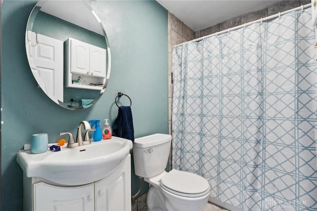 full bath with toilet, vanity, and curtained shower