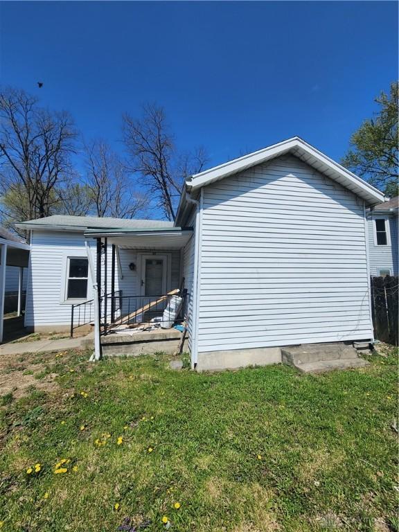 35 Utah Ct, Dayton, OH 45410 - view of side of home with a lawn