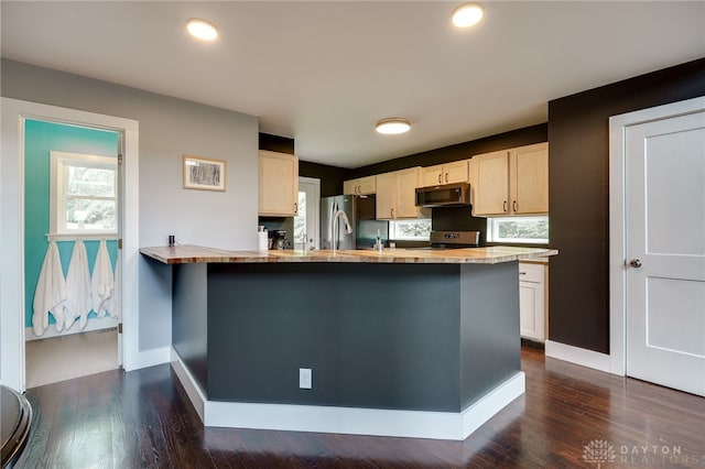 1803 Resor Rd, Fairfield, OH 45014 - kitchen featuring appliances with stainless steel finishes, light countertops, a peninsula, dark wood finished floors, and baseboards