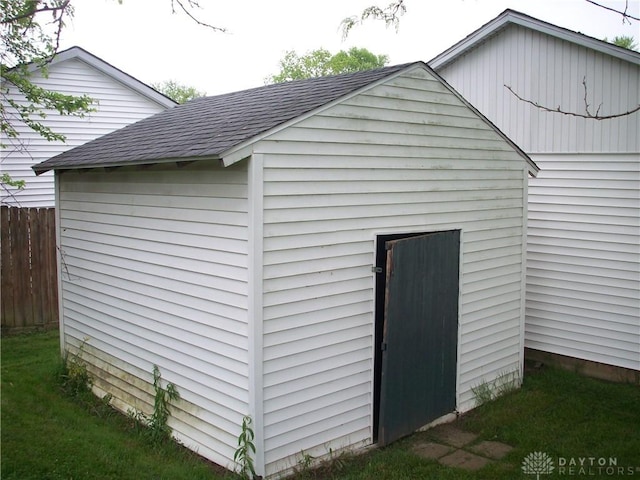 view of outdoor structure featuring fence and an outdoor structure