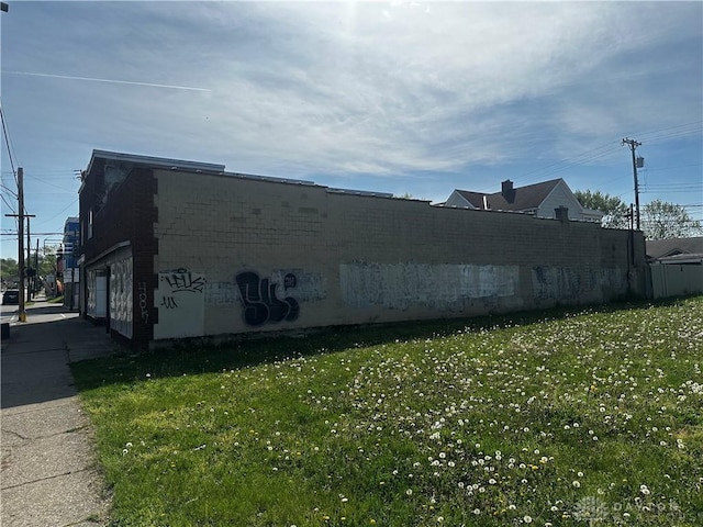 3020 E 3rd St, Dayton, OH 45403 - view of side of home featuring a lawn