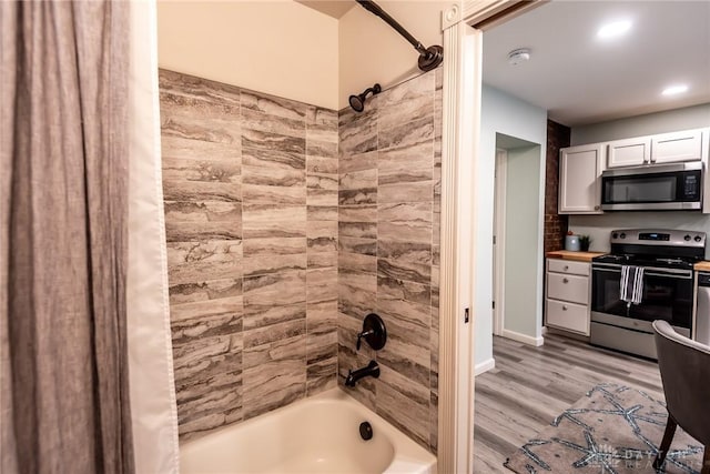 320 N Mechanic St, Lebanon, OH 45036 - bathroom featuring shower / washtub combination and wood finished floors