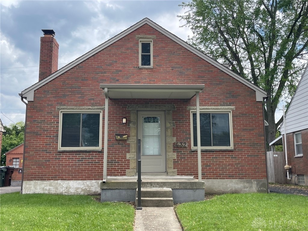 432 Rockhill Ave, Kettering, OH 45429 - bungalow-style home featuring brick siding, a front lawn, and a chimney