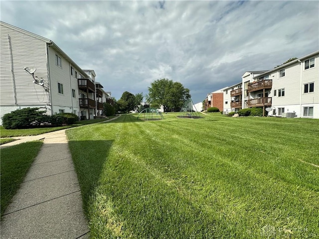 5700 Coach Dr Unit B, Kettering, OH 45440 - surrounding community featuring a residential view and a lawn