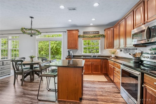 230 Stanton Dr, Springboro, OH 45066 - kitchen featuring appliances with stainless steel finishes, a sink, plenty of natural light, wood finished floors, and recessed lighting