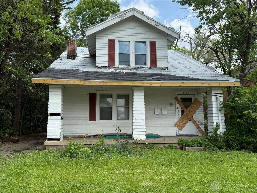 2726 Wentworth Ave, Dayton, OH 45406 - view of front facade with a porch, a chimney, and a front lawn