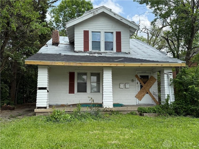 2726 Wentworth Ave, Dayton, OH 45406 - view of front facade with a porch, a chimney, and a front lawn