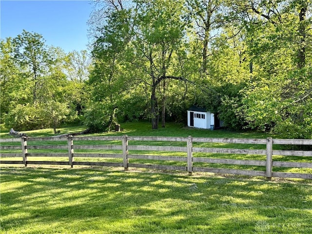 view of yard featuring an outdoor structure and a storage shed