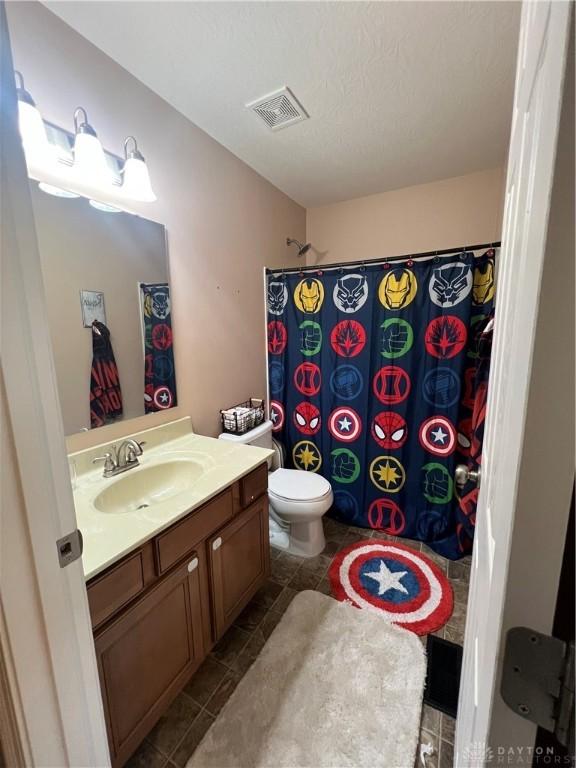 868 Grande Oaks Dr, Morrow, OH 45152 - full bath featuring vanity, tile patterned floors, toilet, and a shower with shower curtain