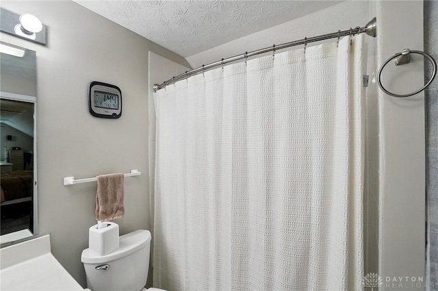 full bath with toilet, a textured ceiling, and curtained shower
