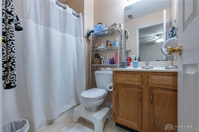82 Choctaw Cir, Franklin, OH 45005 - bathroom featuring tile patterned floors, toilet, vanity, and a shower with curtain