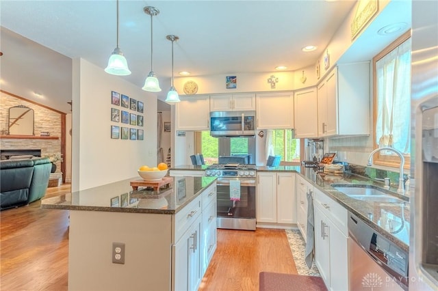 849 Wind Blf, Springboro, OH 45066 - kitchen with stainless steel appliances, a sink, dark stone countertops, white cabinetry, and recessed lighting