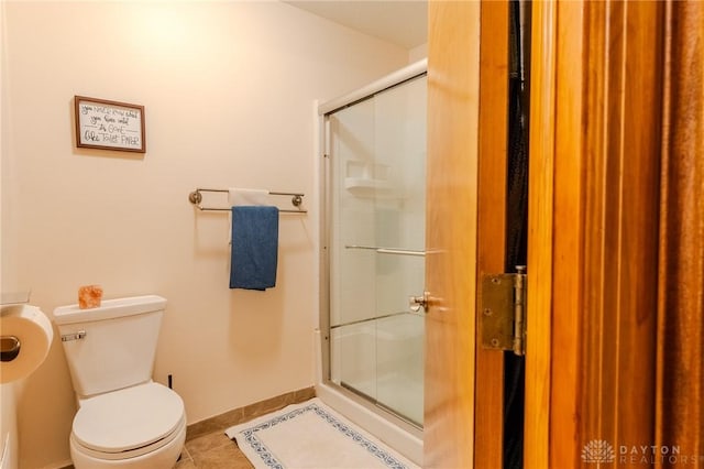 849 Wind Blf, Springboro, OH 45066 - full bathroom featuring a shower with shower door, tile patterned floors, and toilet