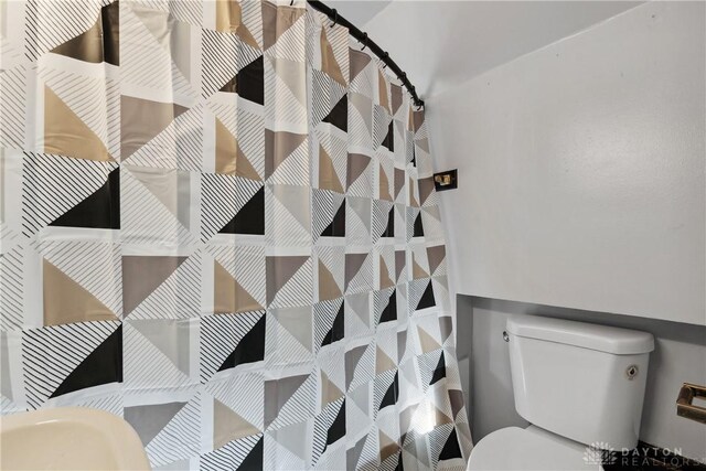 4119 Pleasant View Ave, Dayton, OH 45420 - full bathroom featuring toilet and a shower with shower curtain