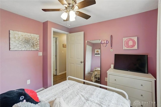 bedroom with baseboards and a ceiling fan