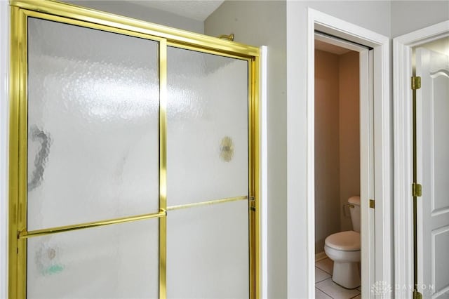 4826 Beechwood Ln, Middletown, OH 45042 - full bath featuring a shower stall, toilet, and tile patterned floors