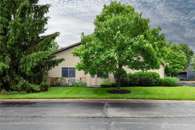 4826 Beechwood Ln, Middletown, OH 45042 - view of side of home with a lawn