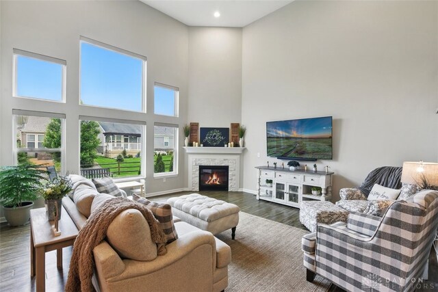 1535 Mulberry Ct, Turtlecreek Twp, OH 45036 - living area featuring a high ceiling, wood finished floors, plenty of natural light, a glass covered fireplace, and recessed lighting