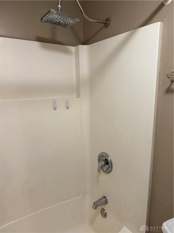 1109 Arrowhead Xing Unit A, West Carrollton, OH 45449 - bathroom featuring bathing tub / shower combination