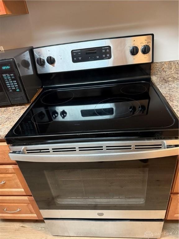 1109 Arrowhead Xing Unit A, West Carrollton, OH 45449 - kitchen view of stainless steel electric range oven