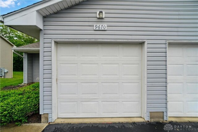9670 Centerville Creek Ln, Washington Twp, OH 45458 - view of garage