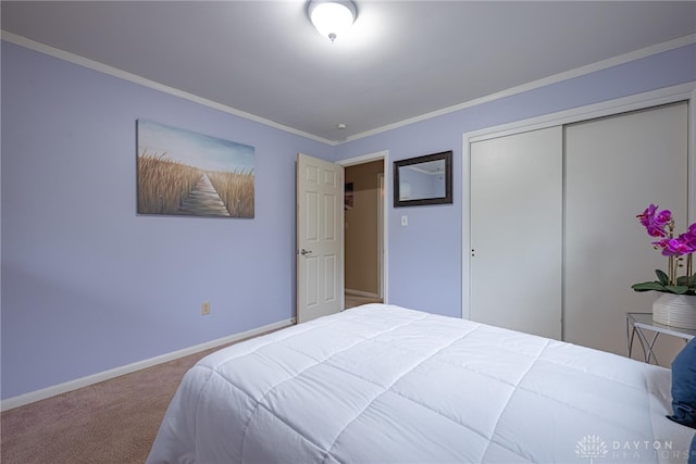 2444 Tennyson Dr, Bellbrook, OH 45305 - bedroom featuring carpet floors, crown molding, baseboards, and a closet