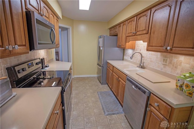 40 Nicholson Ct, Washington Twp, OH 45459 - kitchen featuring stainless steel appliances, a sink, tasteful backsplash, baseboards, and light countertops
