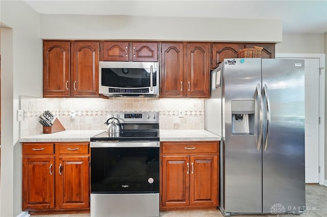601 Tara Oaks Dr, Middletown, OH 45042 - kitchen with stainless steel appliances, light countertops, and tasteful backsplash