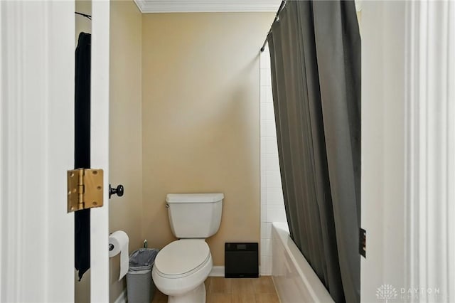 601 Tara Oaks Dr, Middletown, OH 45042 - full bath featuring toilet, shower / bath combo with shower curtain, baseboards, and ornamental molding