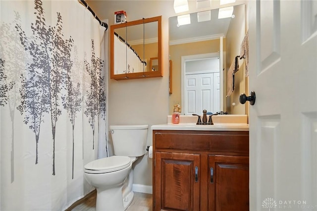 601 Tara Oaks Dr, Middletown, OH 45042 - bathroom featuring toilet, ornamental molding, vanity, baseboards, and a shower with shower curtain