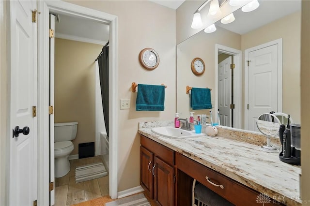 601 Tara Oaks Dr, Middletown, OH 45042 - full bathroom with vanity, toilet, shower / tub combo, and baseboards