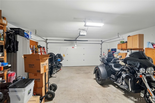 601 Tara Oaks Dr, Middletown, OH 45042 - garage with a garage door opener
