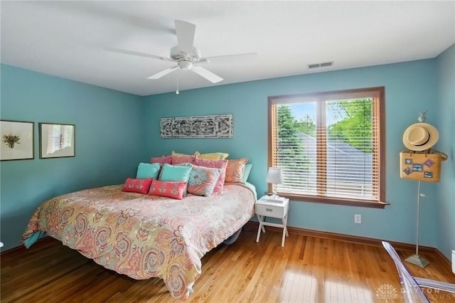 1129 Green Tree Rd, Centerville, OH 45429 - bedroom with wood finished floors, baseboards, and ceiling fan