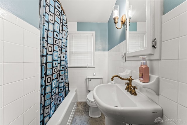 1012 W Sparrow Rd, Springfield, OH 45502 - bathroom with tile walls, toilet, shower / bath combo with shower curtain, and a sink