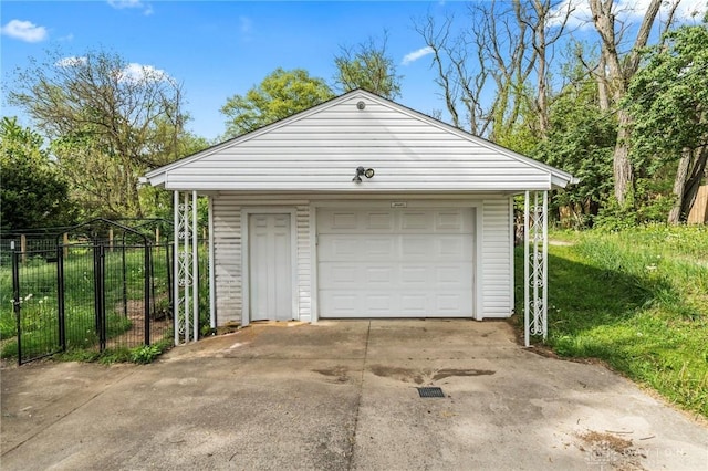 1012 W Sparrow Rd, Springfield, OH 45502 - detached garage with concrete driveway