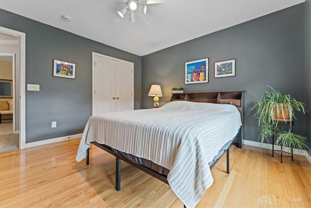 1422 Shawnee Run Dr, Maineville, OH 45039 - bedroom featuring baseboards, wood finished floors, a closet, and a ceiling fan