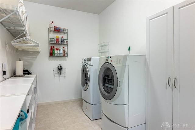 1233 Terrington Way, Miamisburg, OH 45342 - washroom with washing machine and clothes dryer, baseboards, and light flooring