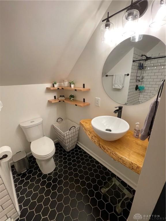3227 Mirimar St, Dayton, OH 45409 - full bath featuring a sink, toilet, vaulted ceiling, and baseboards