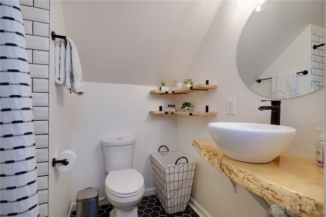 3227 Mirimar St, Dayton, OH 45409 - full bathroom featuring a sink, toilet, a shower with shower curtain, and vaulted ceiling