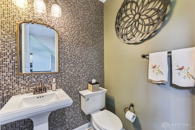 3886 Hudson Hills Ln, Mason, OH 45040 - bathroom with tile walls and toilet