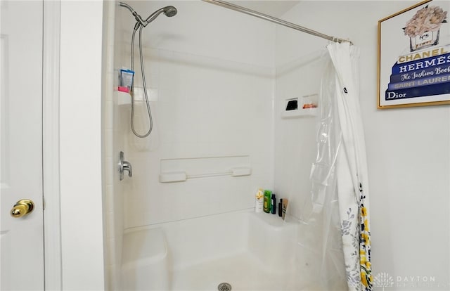 1248 Kern Dr, Germantown, OH 45327 - full bath with curtained shower