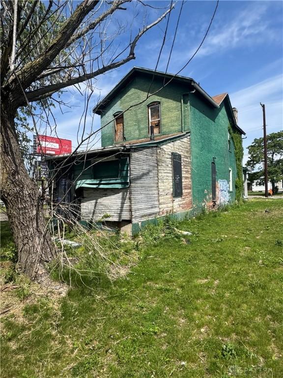 2300 E 3rd St, Dayton, OH 45403 - view of side of property with a yard