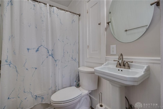 397 Chapman St, Waynesville, OH 45068 - bathroom featuring toilet, wainscoting, a shower with curtain, and a decorative wall