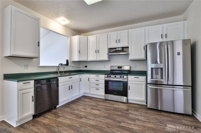 510 Delaware Xing, Trenton, OH 45067 - kitchen featuring stainless steel appliances, under cabinet range hood, dark countertops, a sink, and a textured ceiling