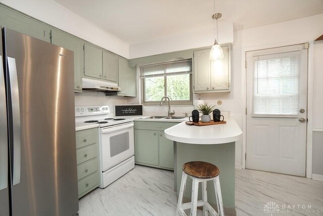 720 Boylston St, Middletown, OH 45044 - kitchen with freestanding refrigerator, white range with electric cooktop, a sink, under cabinet range hood, and a peninsula