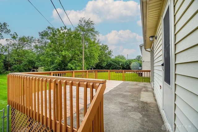 720 Boylston St, Middletown, OH 45044 - view of wooden terrace