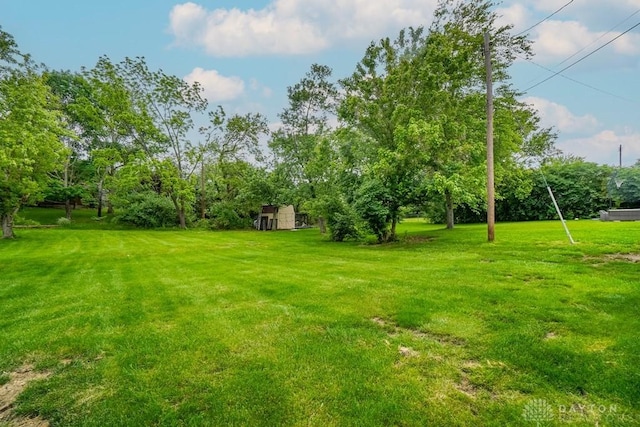 720 Boylston St, Middletown, OH 45044 - view of grassy yard with an outdoor structure and view of wooded area
